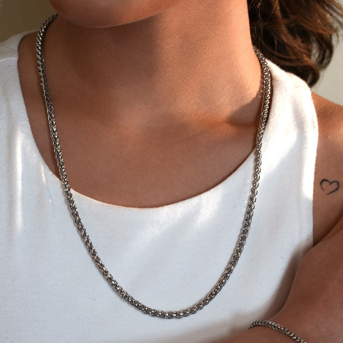 Style ALDGATE: Bold Elegance - Chunky Mid-Width Byzantine Chain Necklace in Silver. - Velora Luxury Fashion