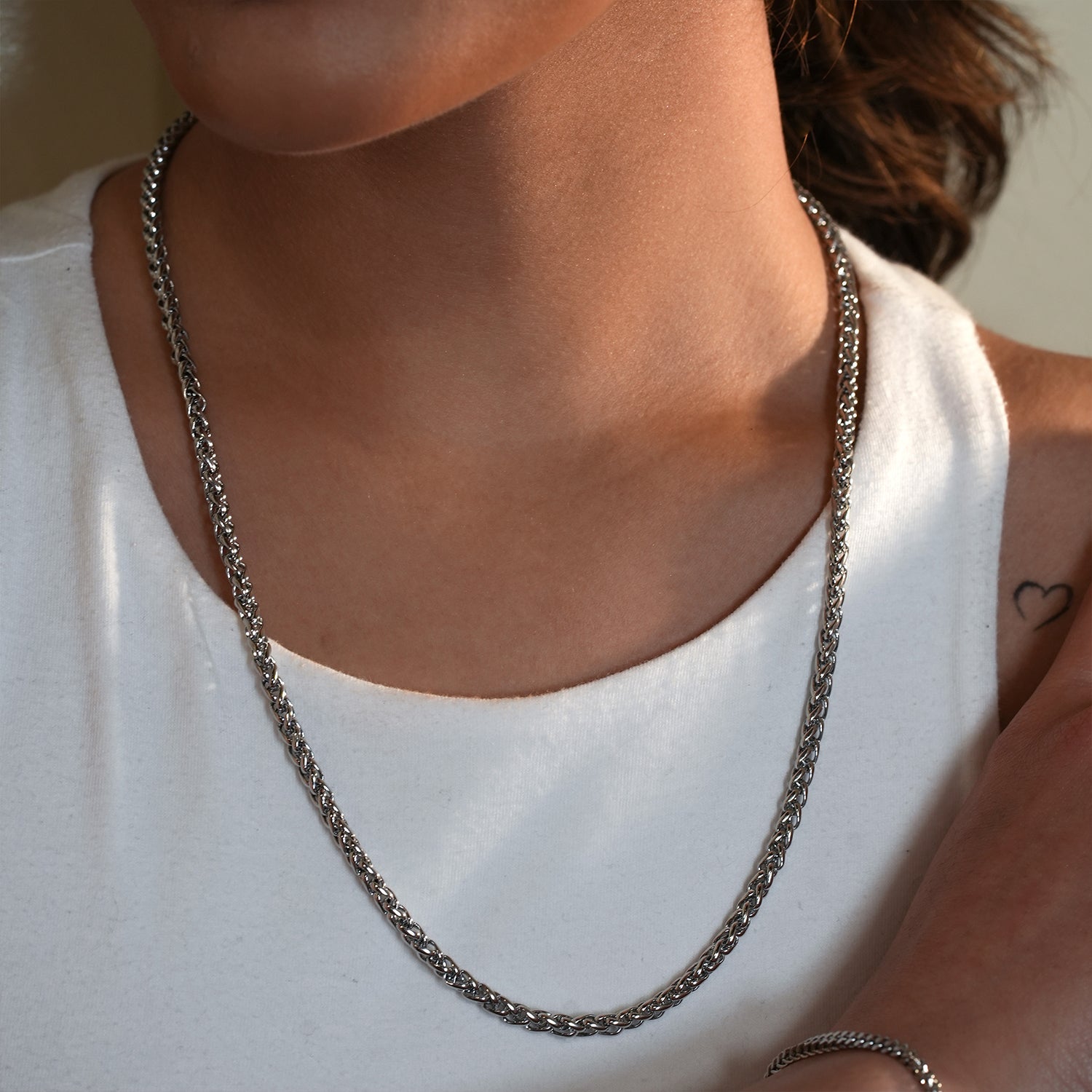 Style ALDGATE: Bold Elegance - Chunky Mid-Width Byzantine Chain Necklace in Silver. - Velora Luxury Fashion