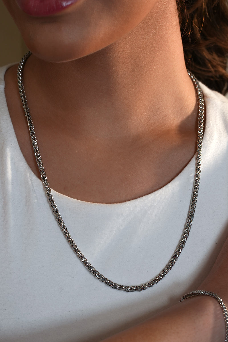 Style ALDGATE: Bold Elegance - Chunky Mid-Width Byzantine Chain Necklace in Silver. - Velora Luxury Fashion