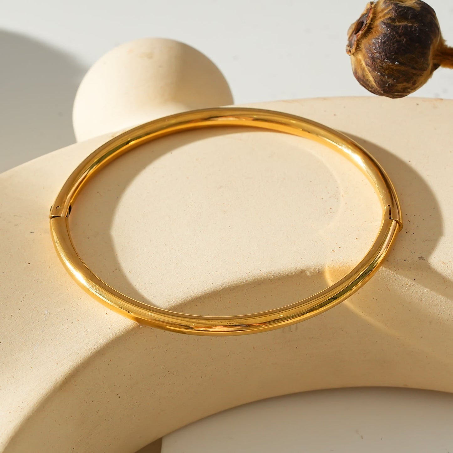 Style BARGARH: Classic Style Gold Bangle - Velora Luxury Fashion
