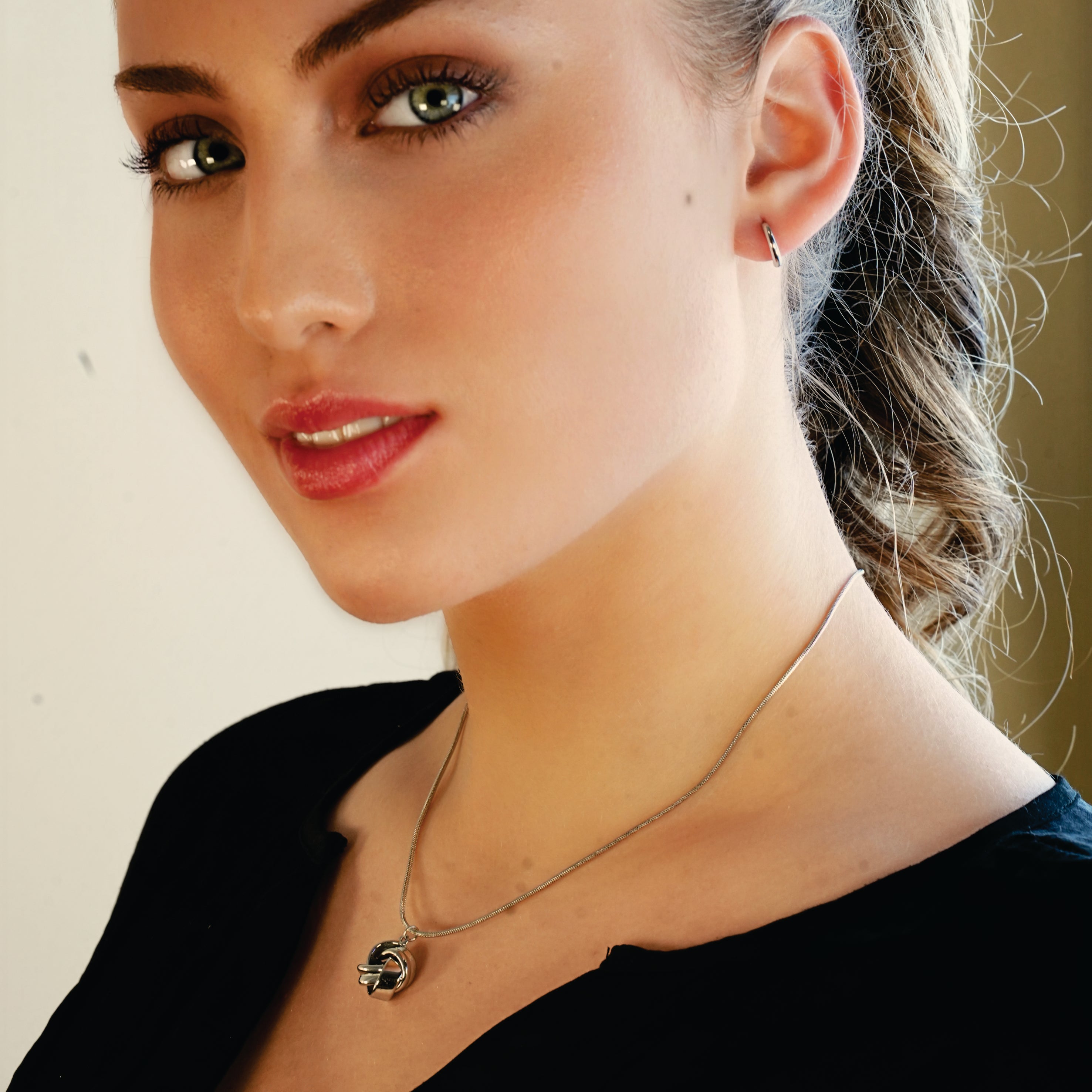 Style JASPUR: Snakeskin Chain Necklace with Love-Knot Pendant in White Gold (Silver Toned) - Velora Luxury Fashion