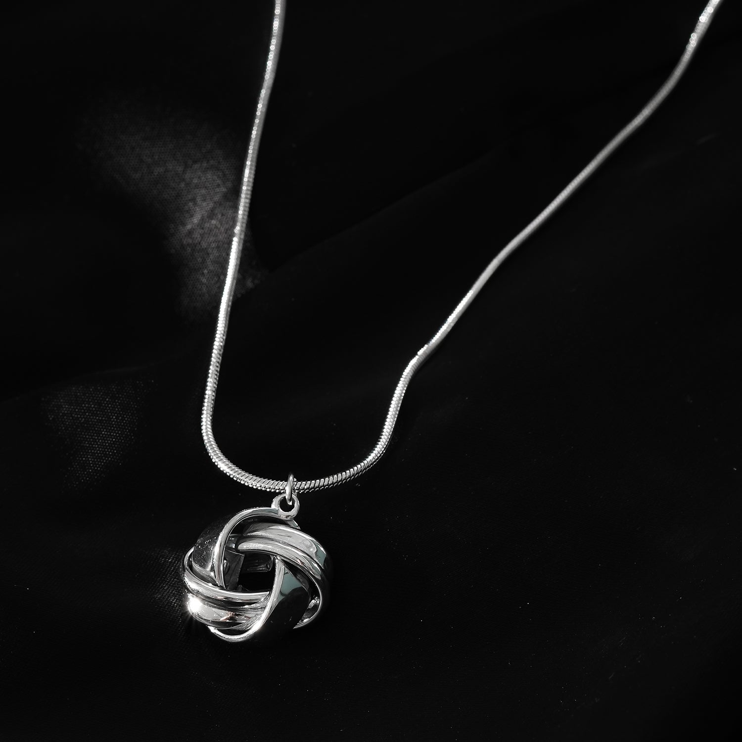 Style JASPUR: Snakeskin Chain Necklace with Love-Knot Pendant in White Gold (Silver Toned) - Velora Luxury Fashion
