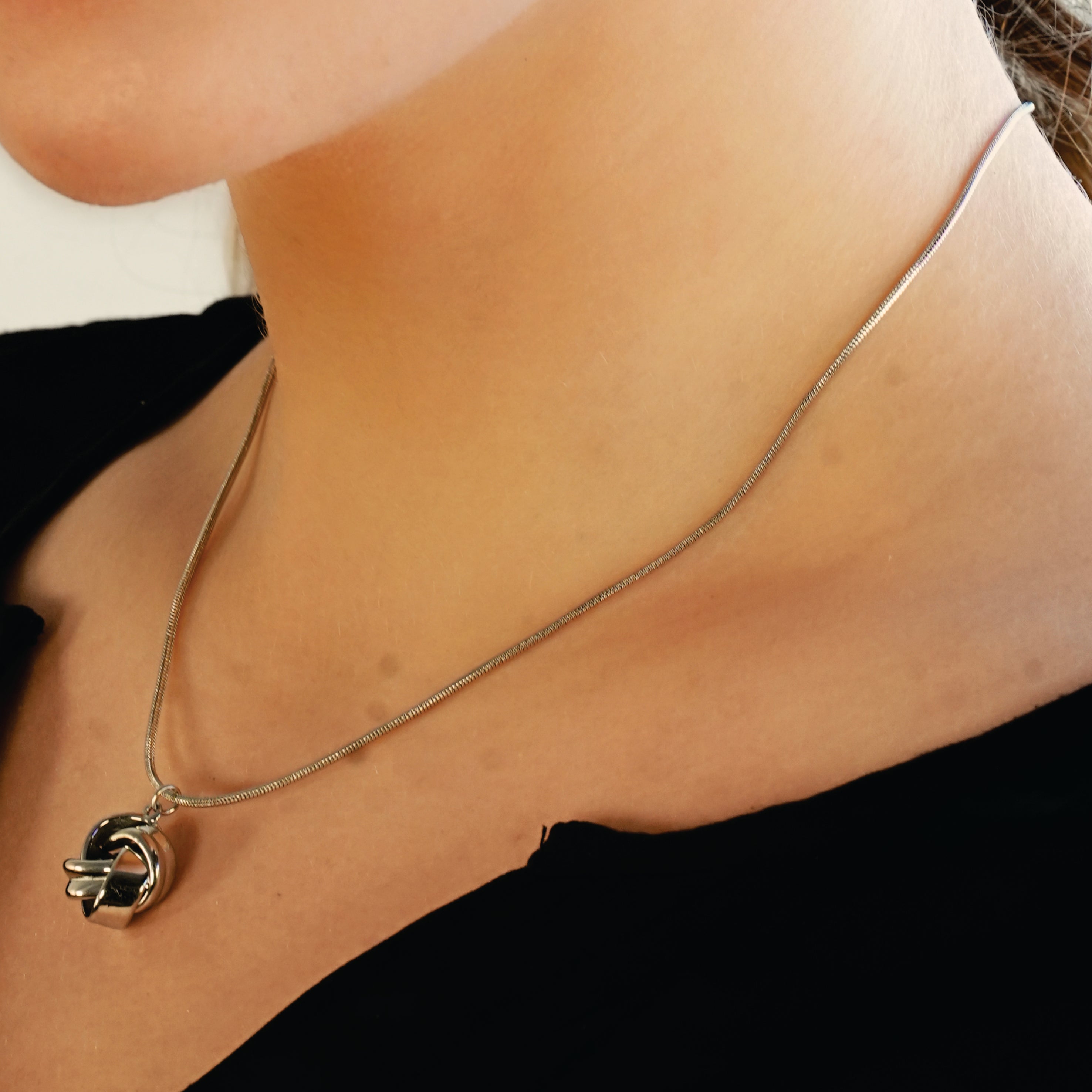 Style JASPUR: Snakeskin Chain Necklace with Love-Knot Pendant in White Gold (Silver Toned) - Velora Luxury Fashion