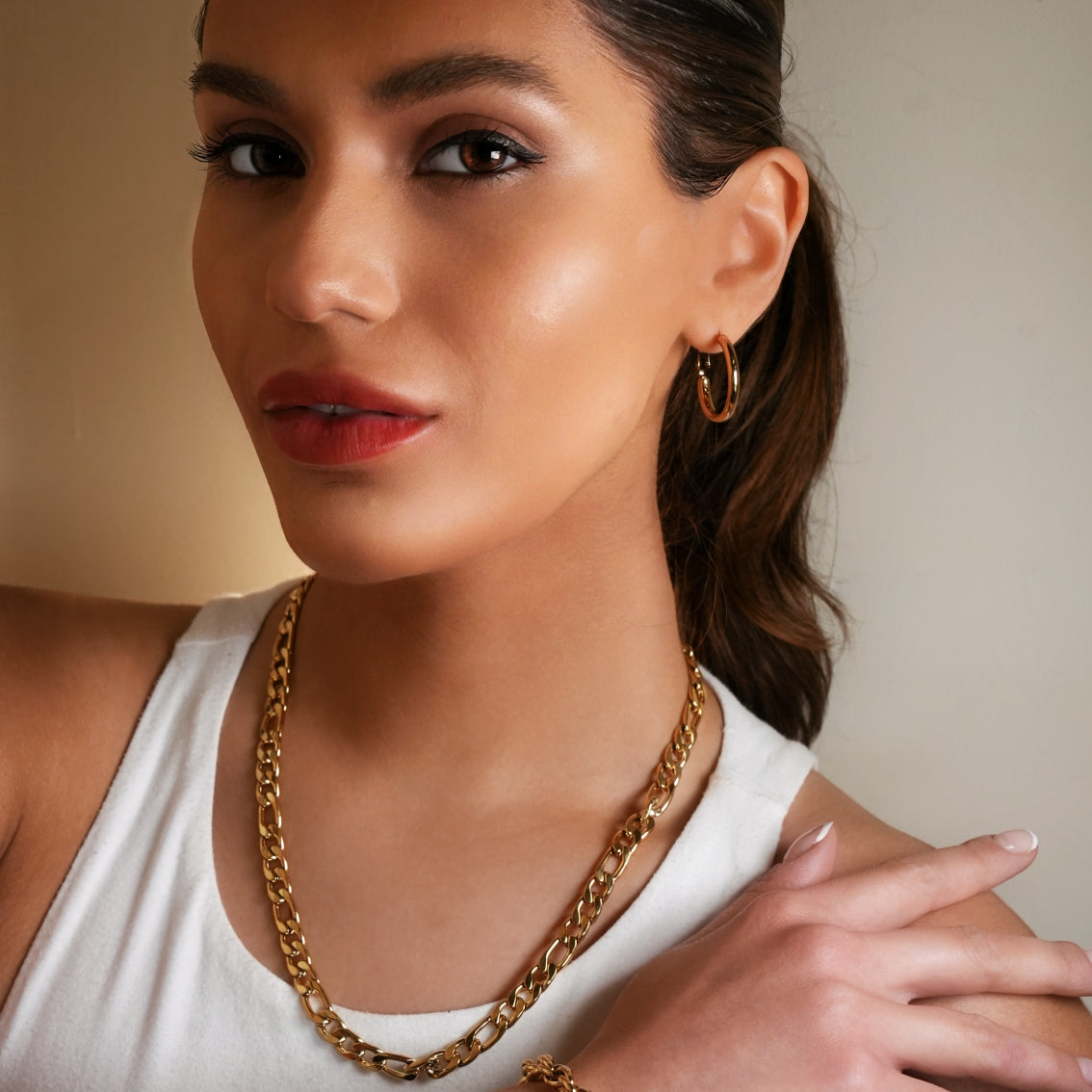 Style SUTTON: Cuban-Link Statement Chain Necklace in Gold - Velora Luxury Fashion