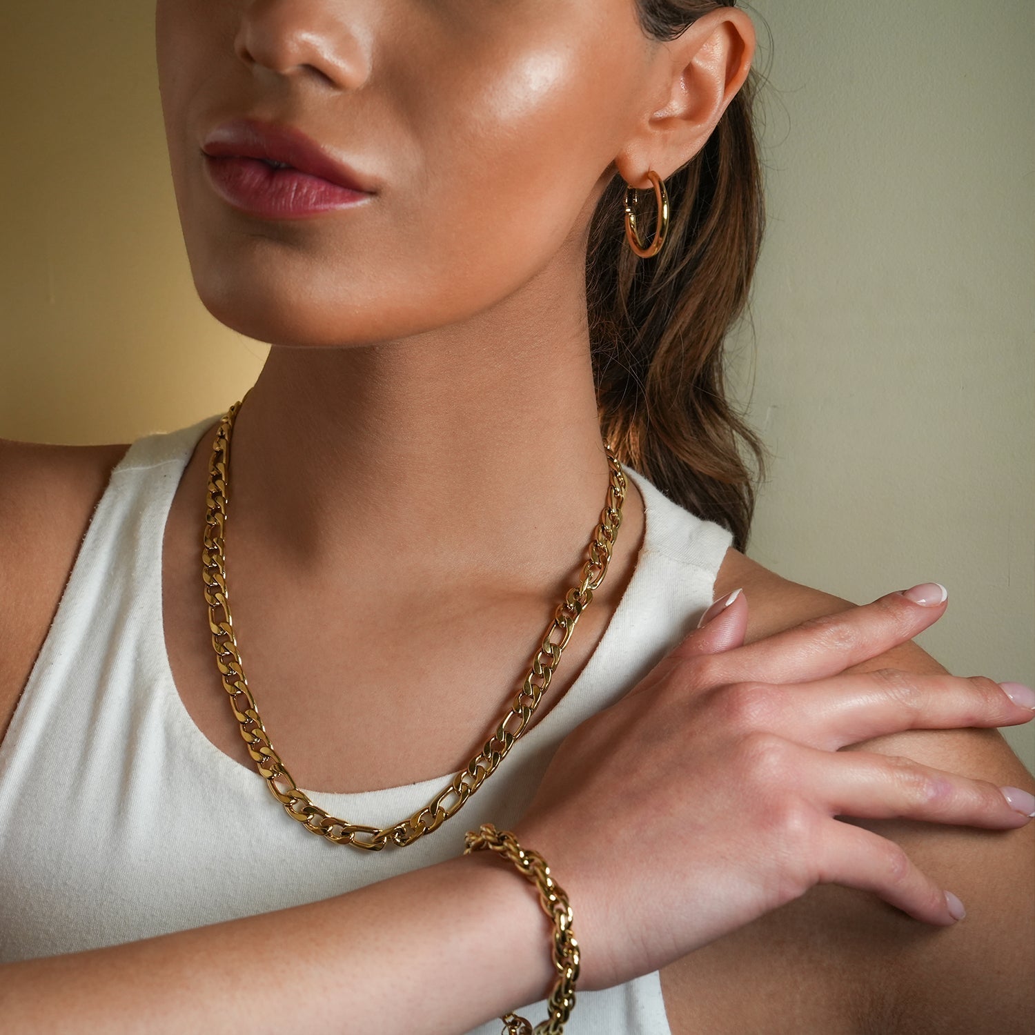 Style SUTTON: Cuban-Link Statement Chain Necklace in Gold - Velora Luxury Fashion