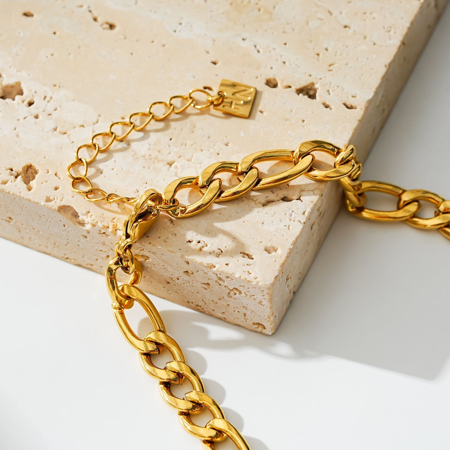 Style SUTTON: Cuban-Link Statement Chain Necklace in Gold - Velora Luxury Fashion