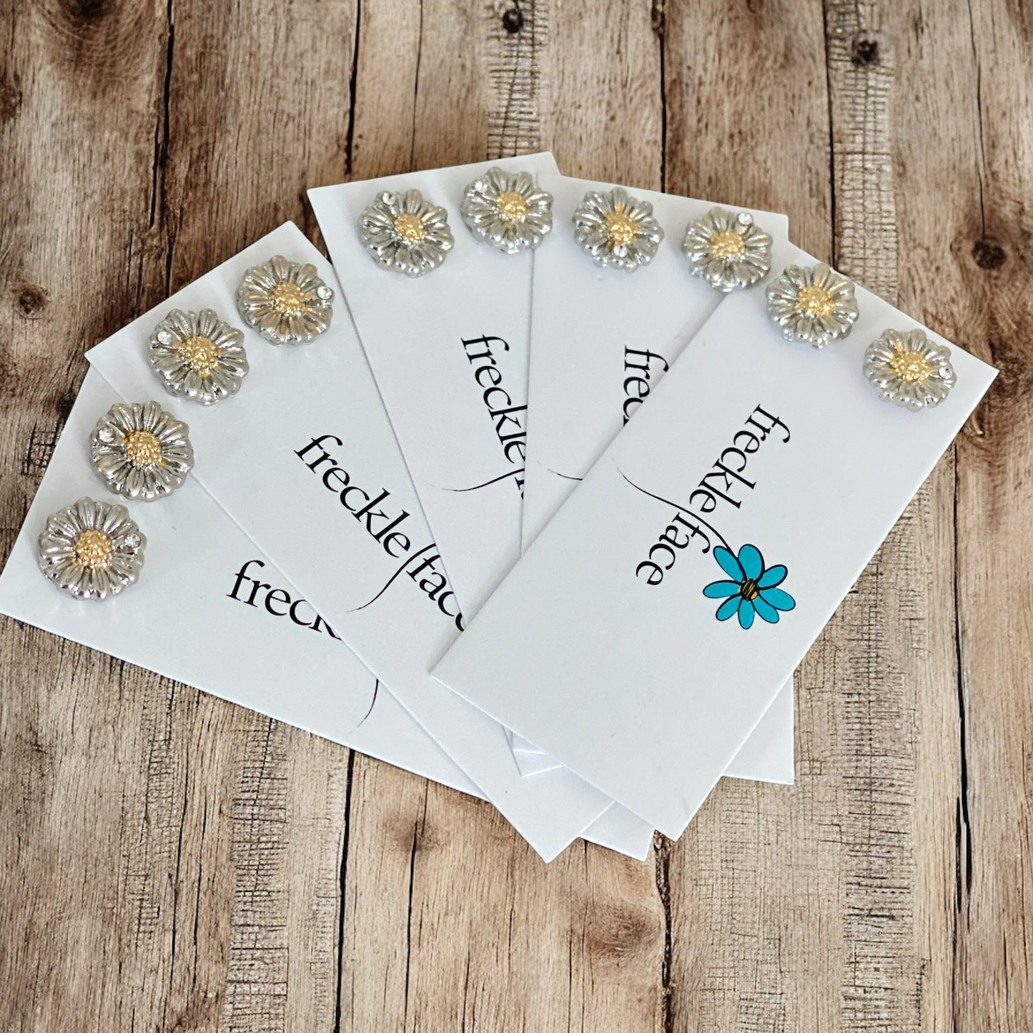 Two Toned Daisy Studs - Velora Luxury Fashion