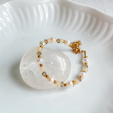 THÉIA | Bracelet fin en pierres de jade jaune et perles d’eau douce