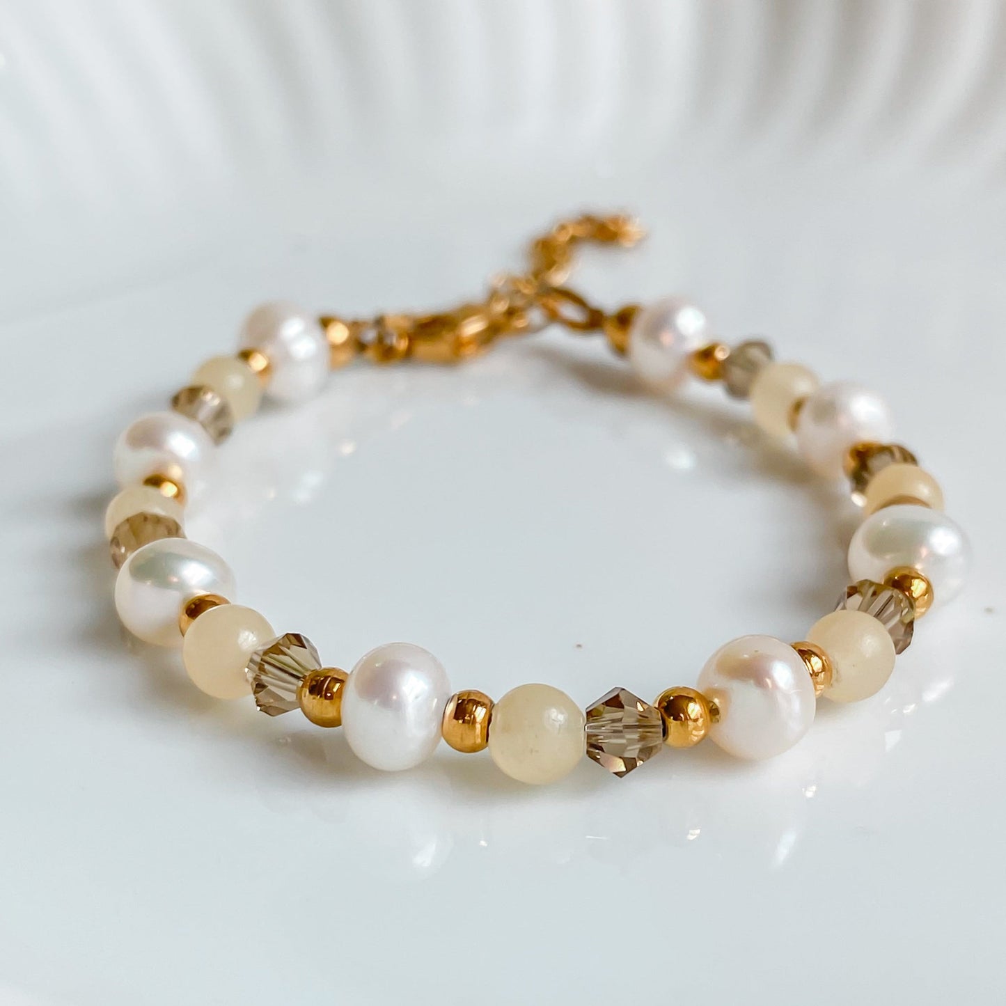 THÉIA | Bracelet fin en pierres de jade jaune et perles d’eau douce
