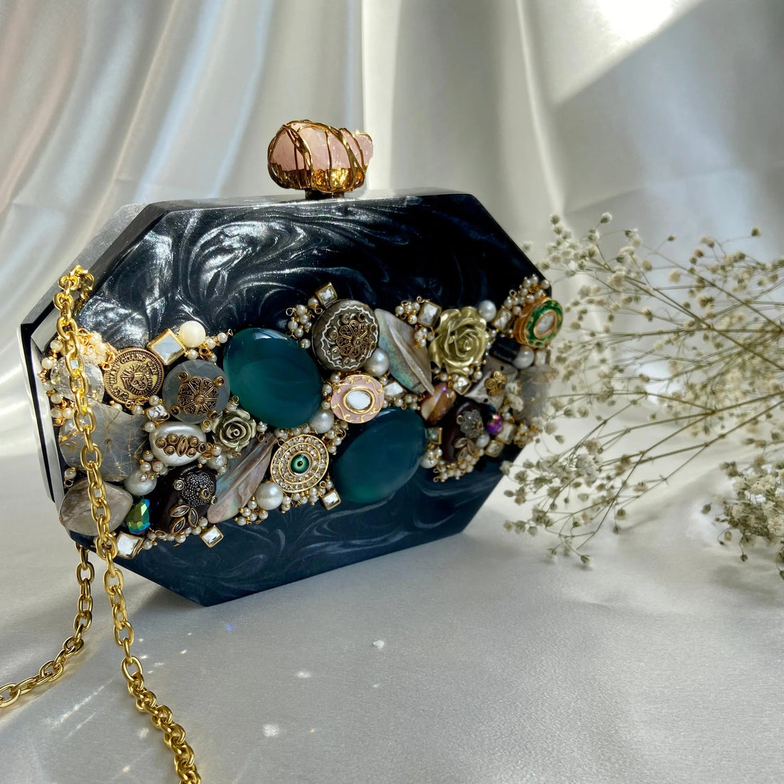 TREASURE Clutch Black
