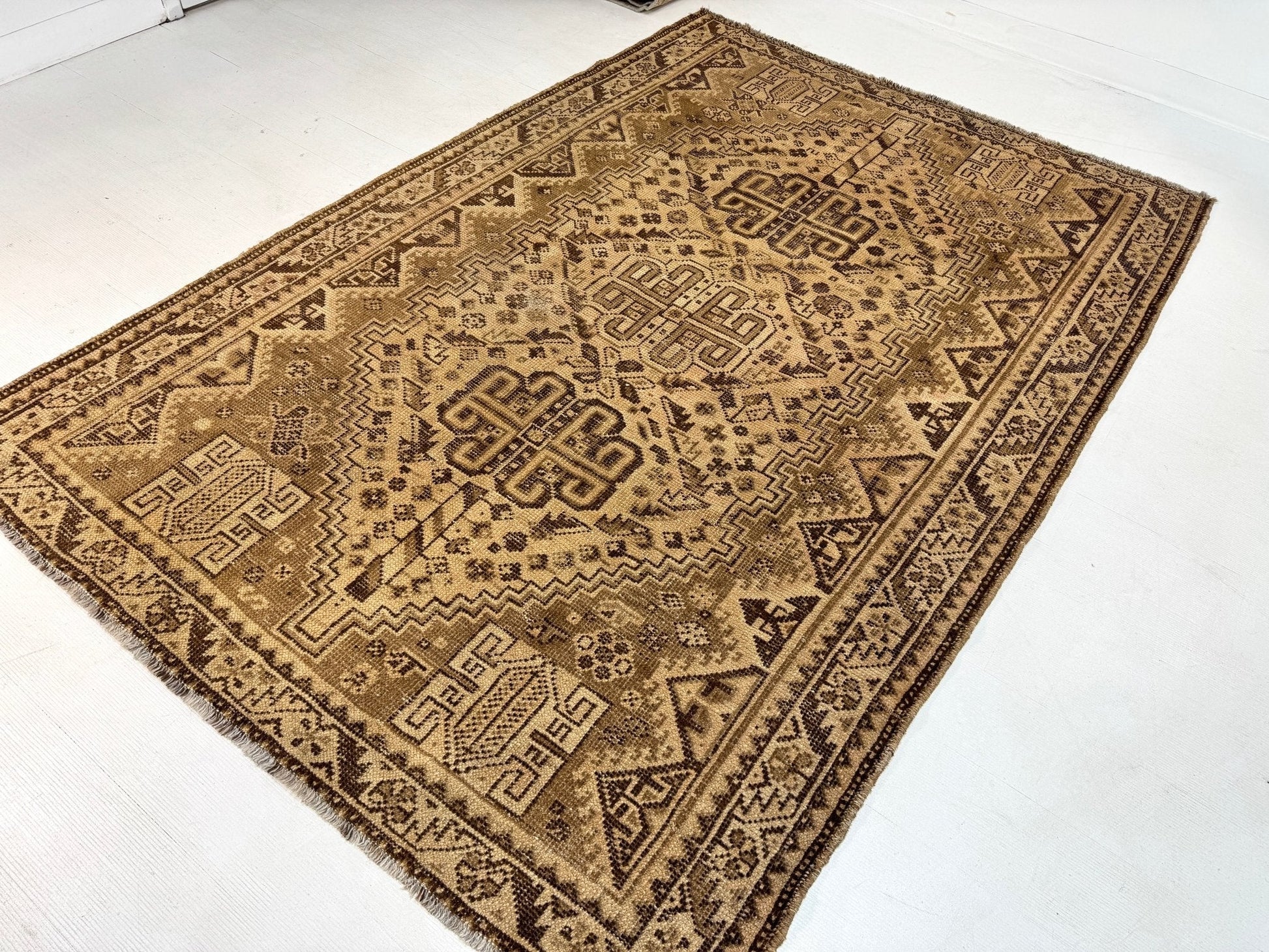 Persian Shiraz Rug | 5' 5” x 7' 11" - Velora