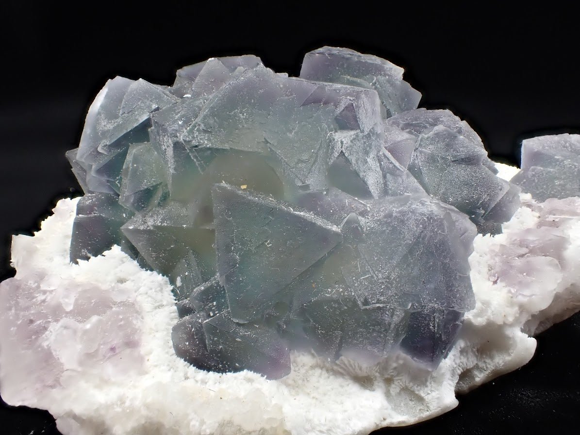 Purple-Cored De’an Fluorite with UV Fluorescence – Jiangxi Province, China
